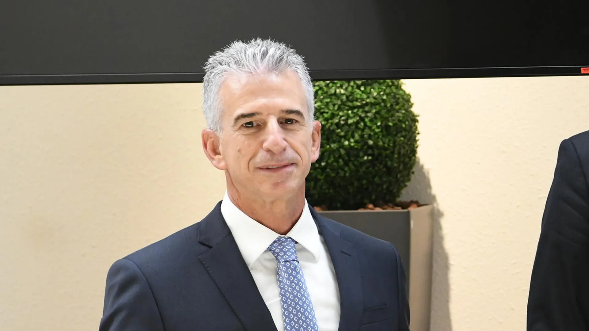 Vəzifəsindən ayrılan Mossad rəhbəri İranda rejim dəyişikliyinə çağırıb
