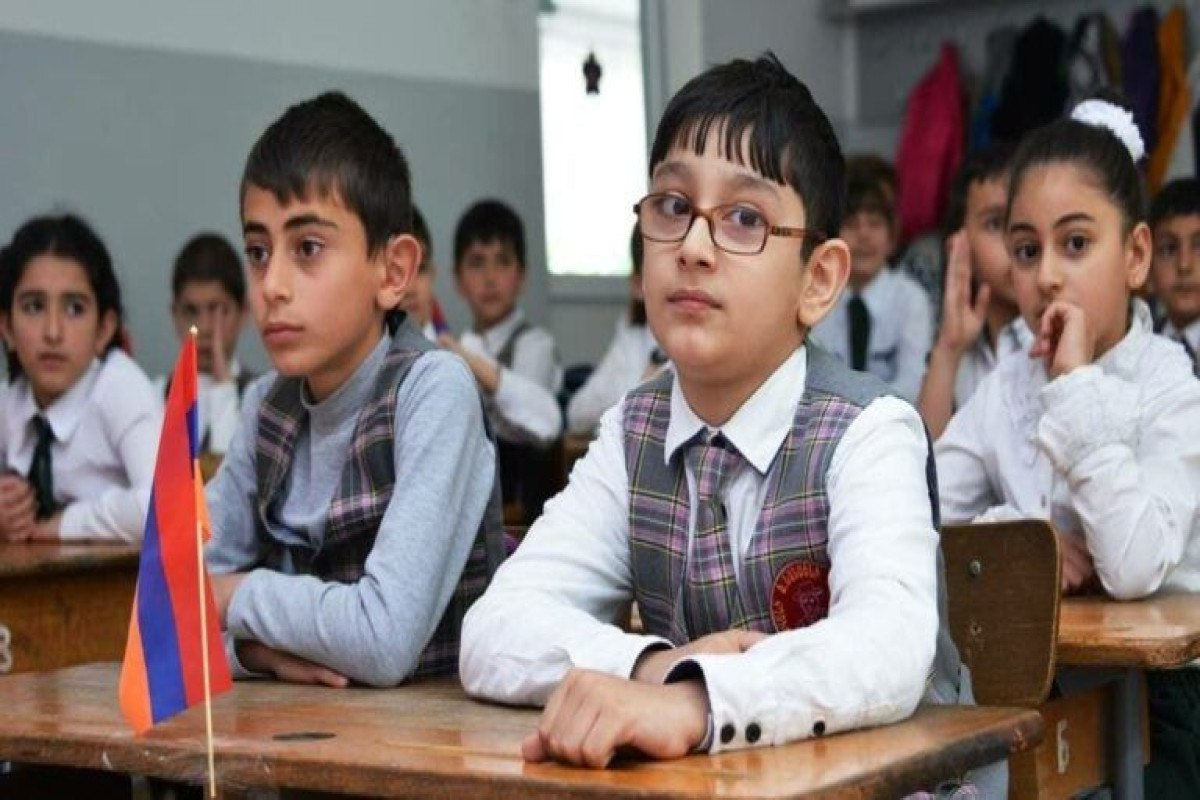 در ارمنستان، زبان آذربایجانی در سه مدرسه تدریس می‌شود