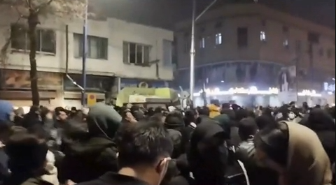 هزاران نفر در خیابان‌ها؛ اورمیه همچنان صحنه اعتراضات شبانه