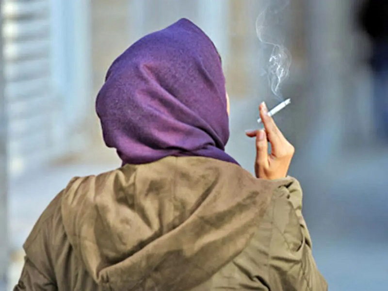 İranda siqaret çəkən qızların sayı kəskin artıb