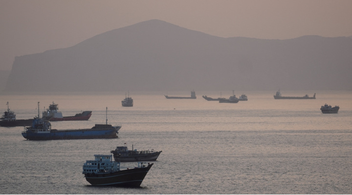 Reuters: BƏƏ İran müharibəsi fonunda nefti Hörmüzdən gizli tankerlarla daşıyır