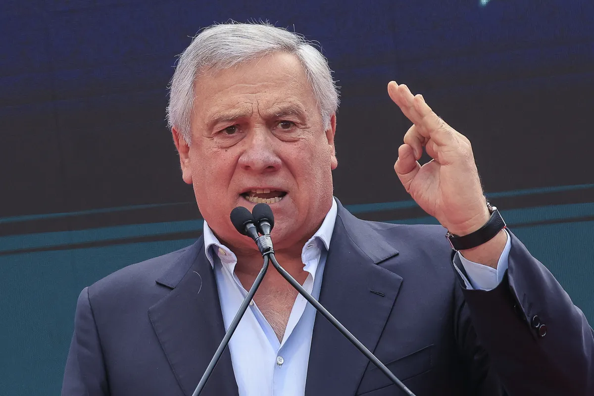 İtaliya İrandan Hörmüz boğazının rüsum və məhdudiyyət olmadan açılmasını istəyib