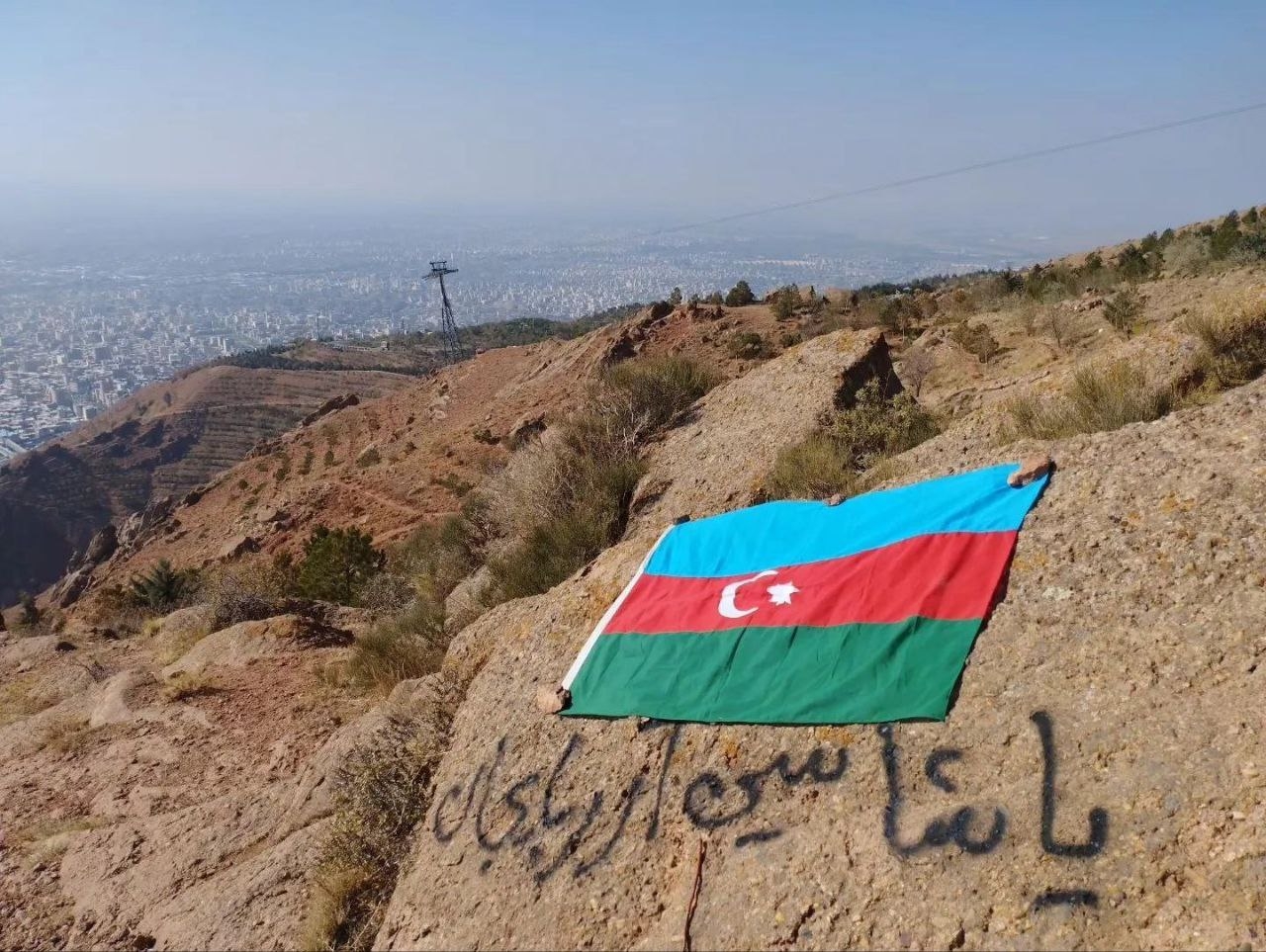 Təbrizdə Azərbaycan bayrağı dalğalandırıldı