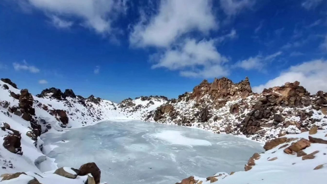 دریاچه قله ساوالان کاملاً یخ زد؛ سرمای زودرس از راه رسید