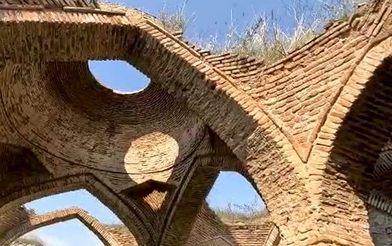 ارمنی‌ها مسجد تاریخی روستای مالی‌بَیلی قره‌باغ را به طویله تبدیل کرده‌اند + فیلم