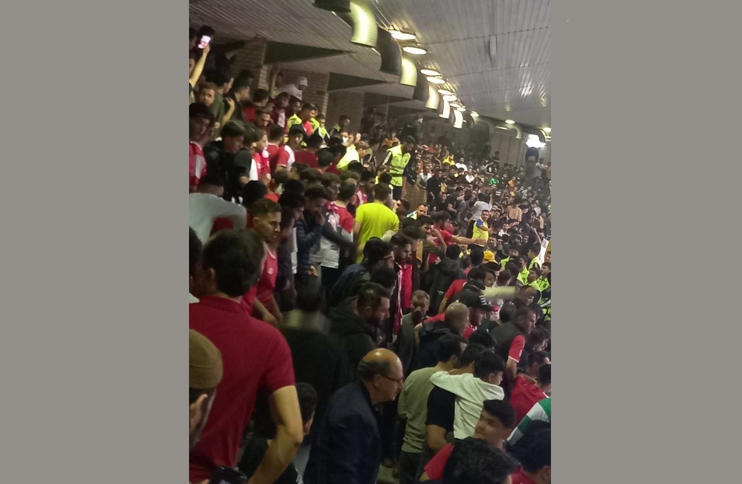 هواداران والیبال اورمیه در تهران: «آذربایجان یاتماییب کورده توپراق ساتماییب»