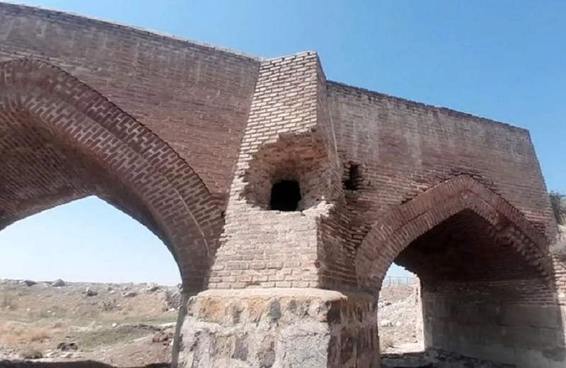 Ərdəbildə tarixi körpü baxımsız qalıb