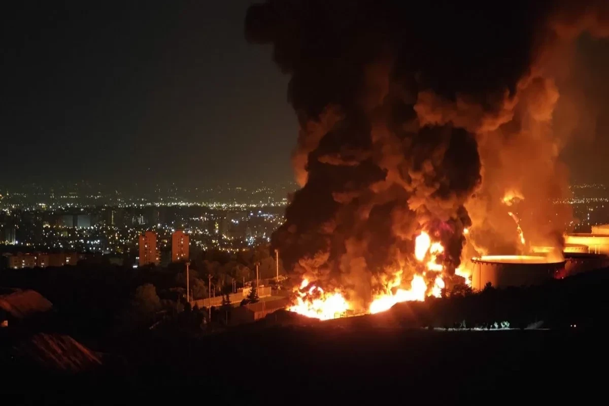 Tehran yaxınlığındakı sənaye rayonu güclü bombardmana məruz qalıb