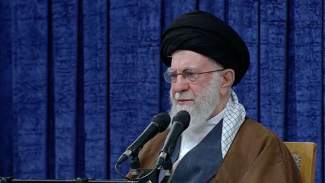 تهدید خامنه‌ای: جمهوری اسلامی با خون چند صد هزار انسان بر روی کار آمده و به این سادگی نمیرود