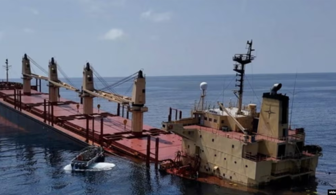 کشتی بریتانیایی غرق شد؛ هشدار سنتکام درباره«خطر زیست‌محیطی» در دریای سرخ