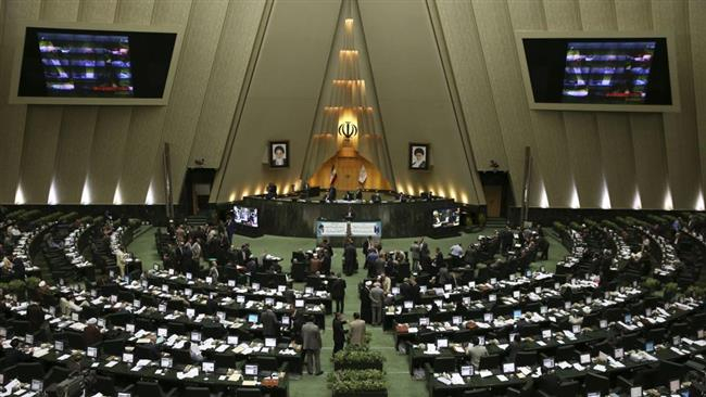 پوردهقان: مسئولان با عناوین عجیب و غریب از کشور رفته‌اند