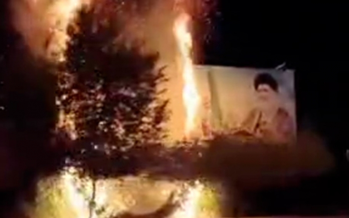 İranda Xameneyinin baneri yandırıldı