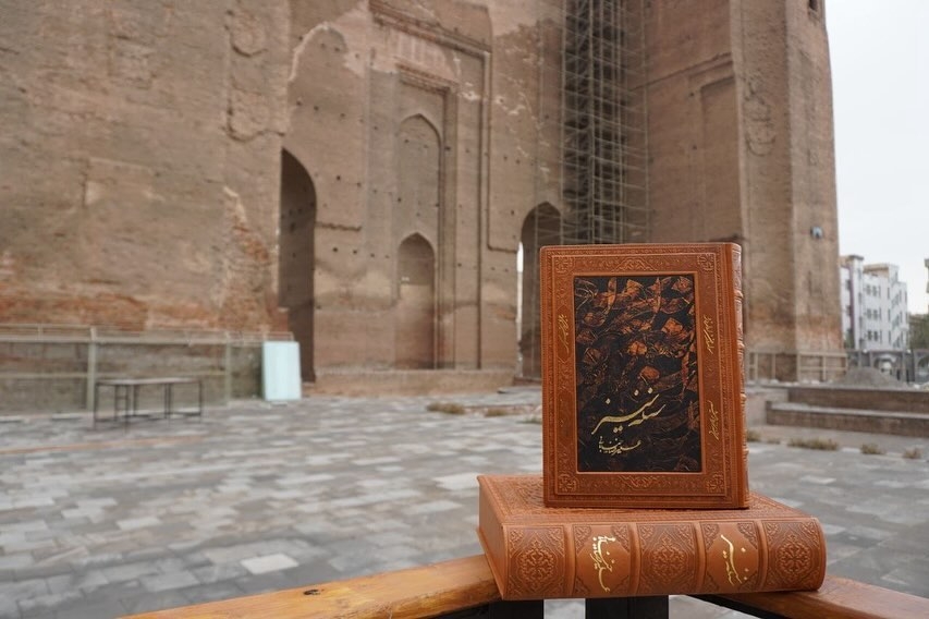 رونمایی از کتاب نفیس «سنله سنسیز» در تبریز؛ دکتر خیابانی کتابش را به آذربایجان تقدیم کرد