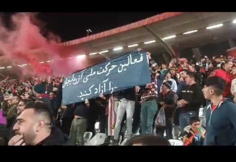 "Traxtur"un oyununda plakat açıldı: "Milli fəalları azad edin"