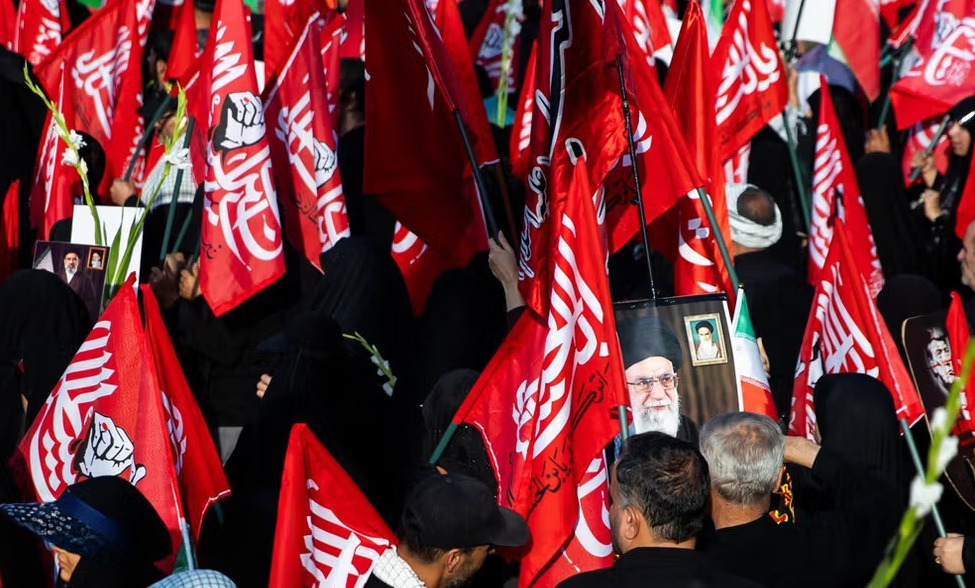 SEPAH-a bağlı media: Xameneinin dəfn mərasimində “qırmızı qisas bayraqları” qaldırılıb