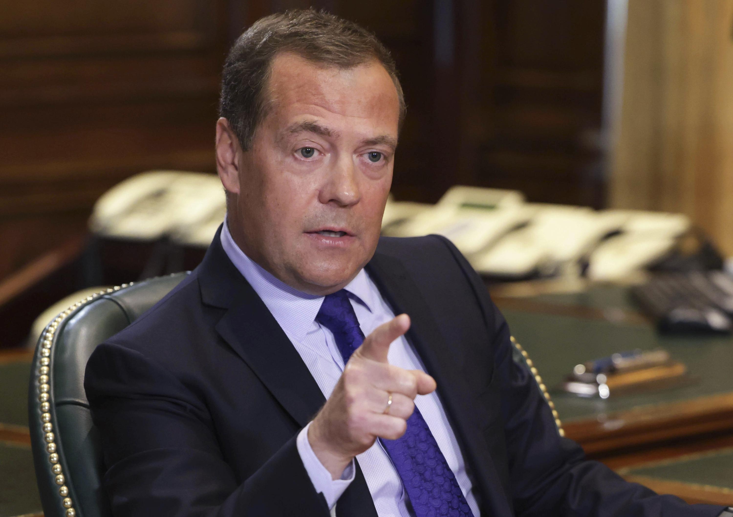Medvedev: Kiyev Putinin təklifini qəbul etməsə, Rusiyanın hücumu davam edəcək