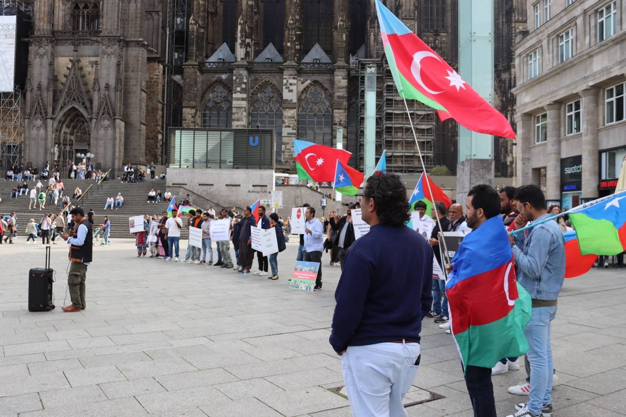 تجمع اعتراضی فعالین آذربایجان جنوبی در آلمان: زندانیان سیاسی آذربایجانی را آزاد کنید