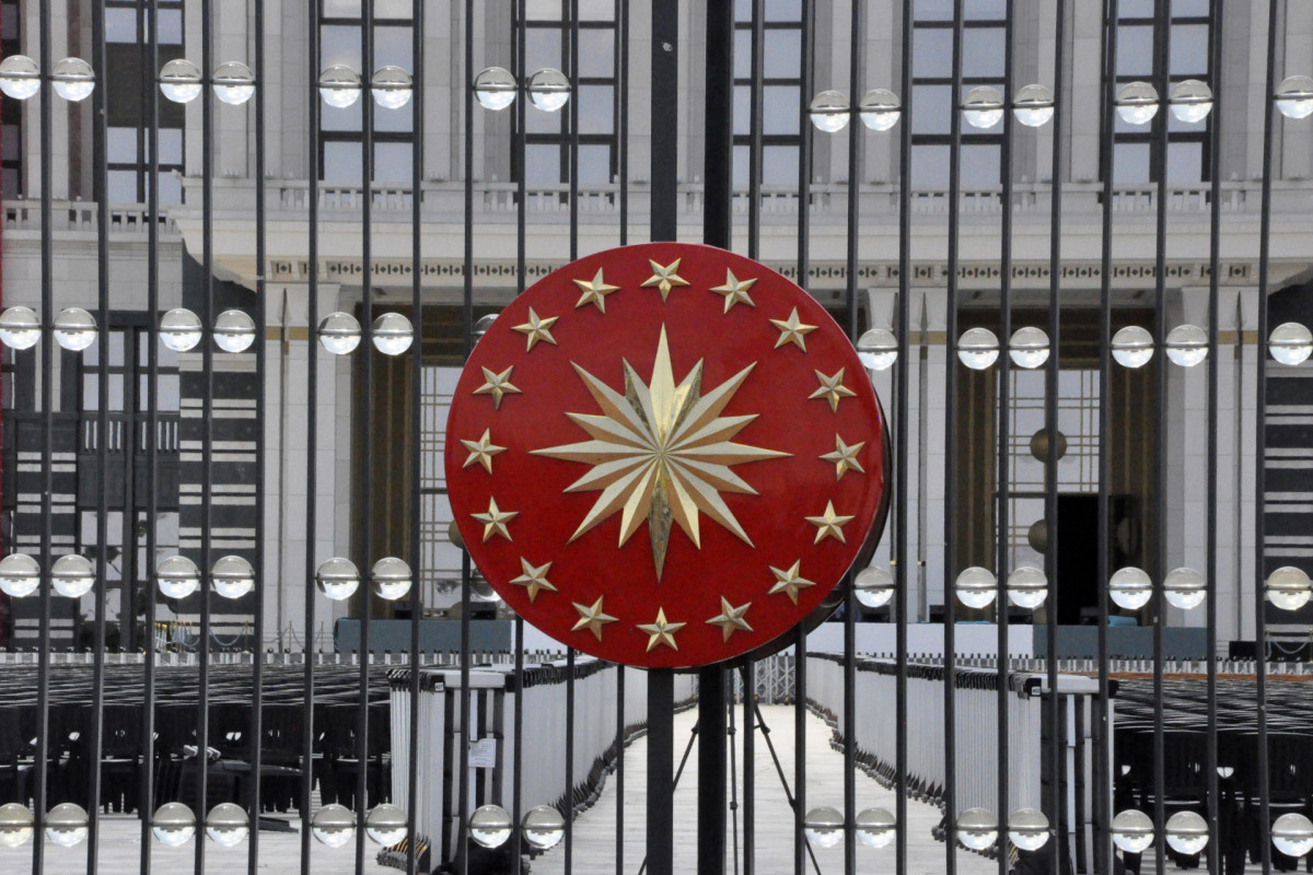 Rəsmi Ankara: YPG tərəfdarlarının Türkiyə bayrağına hücumu ilə bağlı hüquqi tədbirlər görüləcək