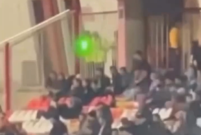 واکنش مضحک پلیس ایران به لیرز انداختن مامورانش در بازی تراکتور – سپاهان؛ لیزر نبود چراغ‌قوه بود!