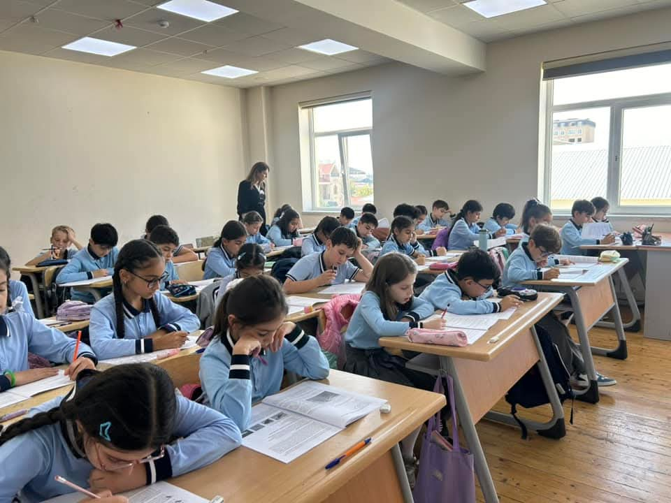 Yəhudi əsilli şagirdlər də vahid geyim formasına riayət edir
