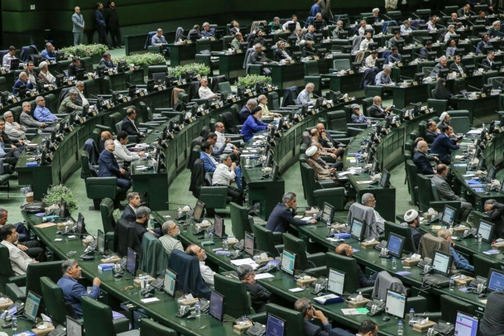 استفاده از موبایل در صحن مجلس شورای اسلامی در پی جنگ ۱۲ روزه ممنوع شد