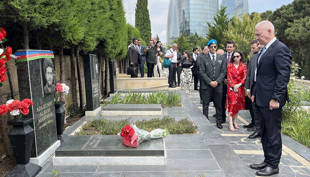 İsrailin müdafiə naziri Aqarunovun məzarını ziyarət etdi