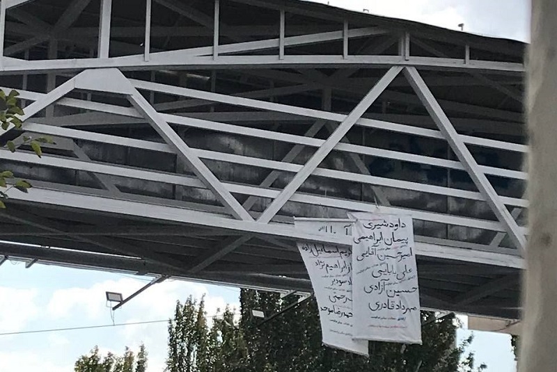 تبریز؛ نصب پلاکارد در حمایت از فعالین بازداشتی حرکت ملی آذربایجان