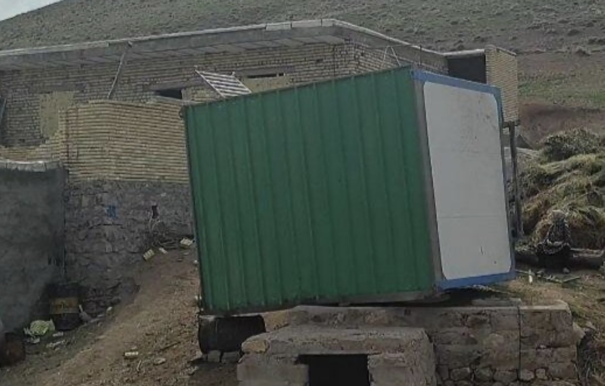 تخریب مدرسه کانکسی در مراغه بر اثر وزش باد؛ معلم و پنج دانش‌آموز زخمی شدند