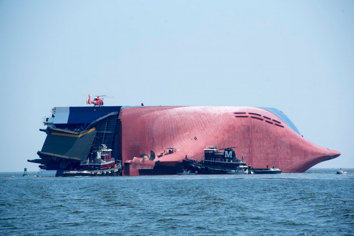 Yaponiya sahillərində kimyəvi tanker çevrilib