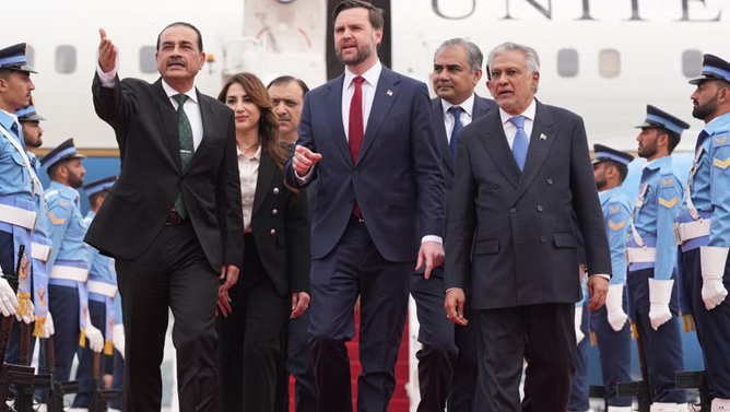 نشست تاریخی: مذاکرات مستقیم ایران و آمریکا شروع شد