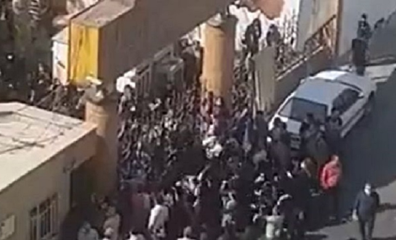 Tehranda tələbələr İran bayrağını yandırdı