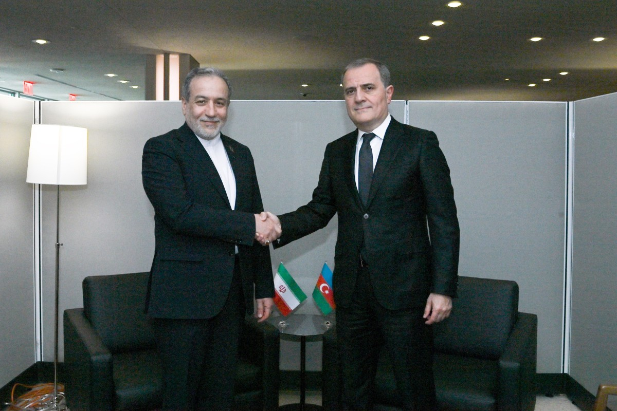 Ceyhun Bayramov İran XİN başçısı ilə telefonla danışıb