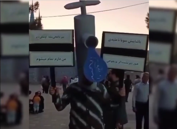 سن ایسته سن قورتارارسان، هم اؤزونو هم‌ده گؤلو؛ اجرای پرفورمنس برای جلب توجه به وضعیت بحرانی دریاچه اورمیه