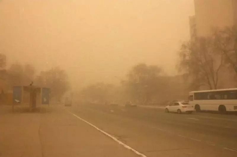 İranın 14 vilayətində toz fırtınası fəsadlar törədib