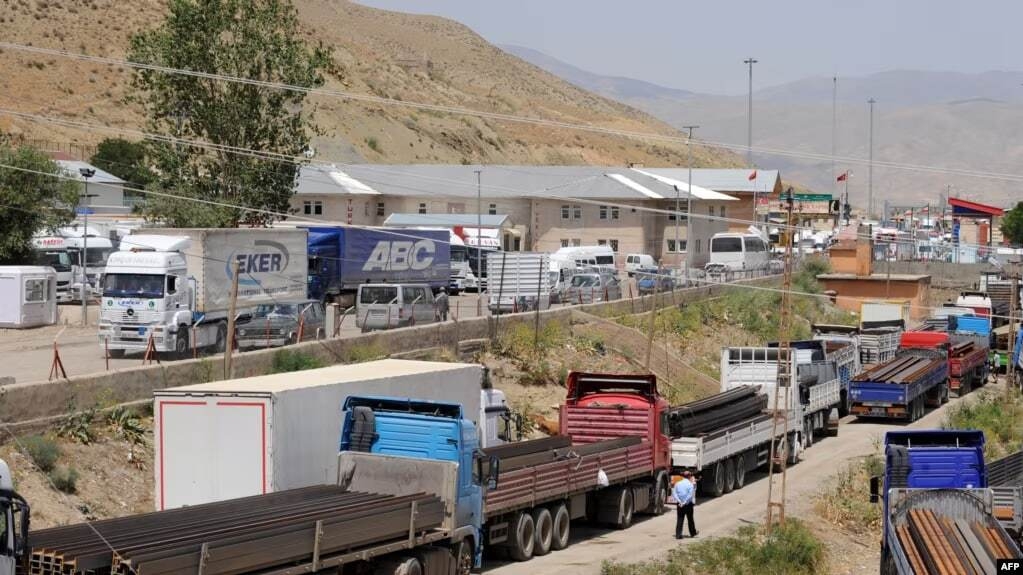 صف ده کیلومتری کامیون‌ها در ترکیه به دلیل اختلال در گمرک ایران