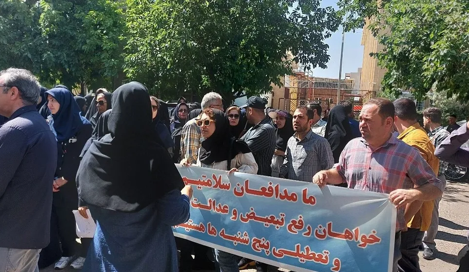 تجمع کارکنان علوم پزشکی قزوین در اعتراض به شرایط کاری