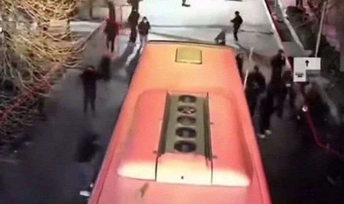 İsfahanda silah daşıyan maşına hücum edilib