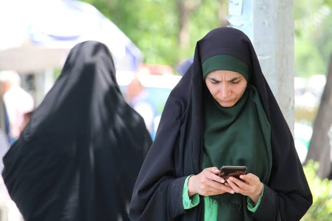 İranlı yüksək rütbəli din xadimi insanları hicabsız qadınlara qarşı mübarizəyə çağırıb
