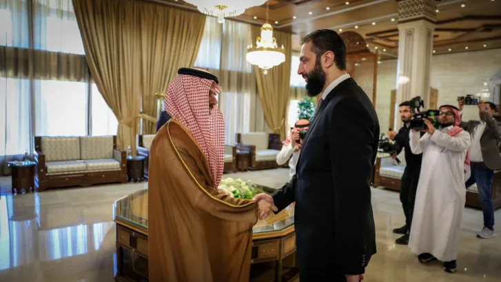 عربستان و قطر در اقدامی مشترک، حقوق کارکنان دولتی سوریه را تامین مالی می‌کنند
