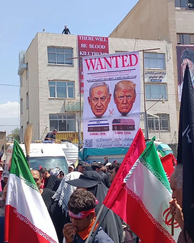 Xameneinin dəfn mərasimində Tramp və Netanyahu əleyhinə plakat nümayiş etdirilib