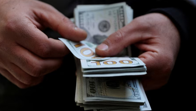 دلار از ۲۲۰ هزار تومان گذشت؛ بسنت: از ایران دور بمانید