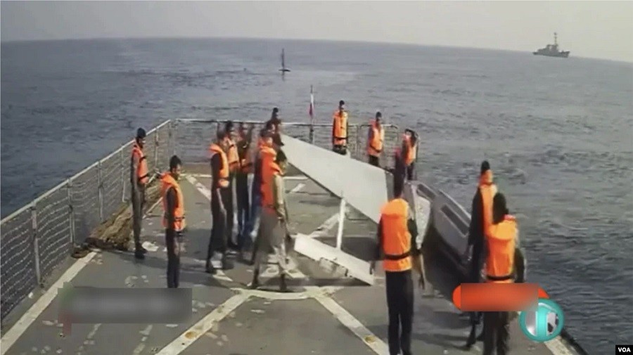 İran Amerikanın iki gəmisini ələ keçirməyə çalışıb