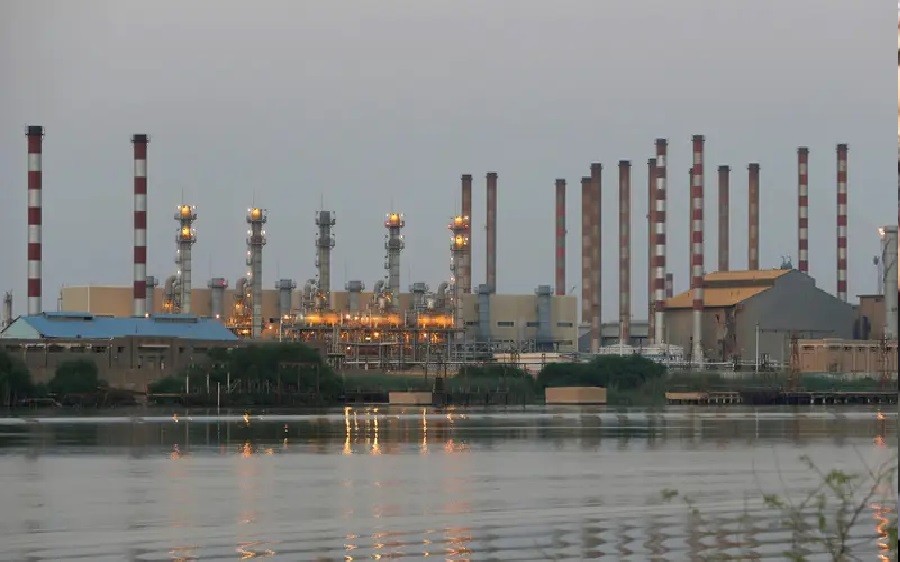 İranın Abadandakı neft emalı zavodunda güclü partlayış olub