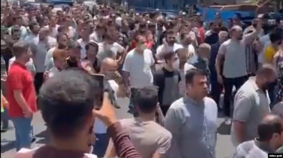 İranın bir neçə şəhərində polislə etirazçılar arasında qarşıdurma olub-VİDEO