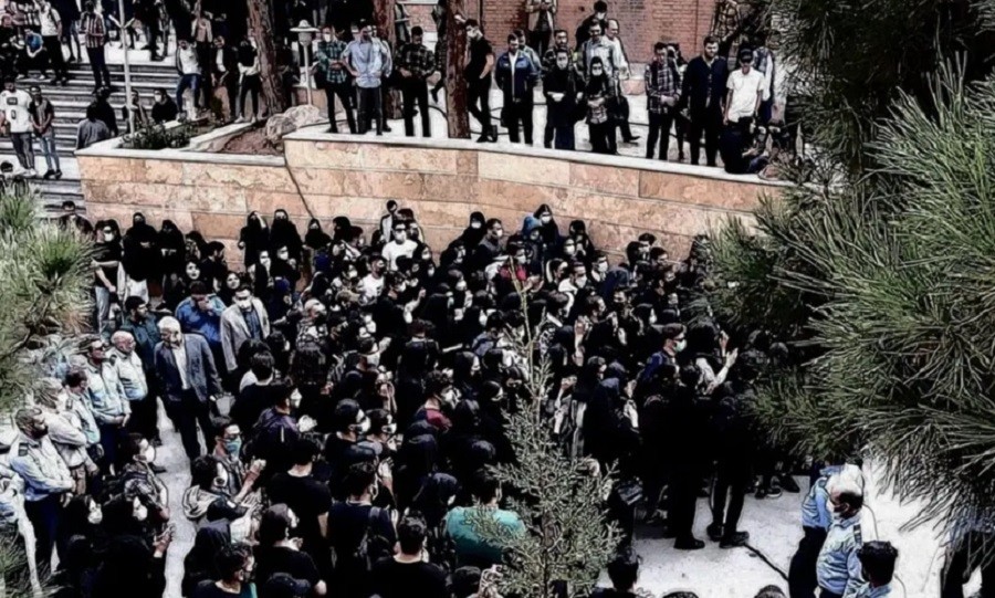 İranın onlarla şəhərində və universitetlərdə etiraz nümayişləri keçirilib