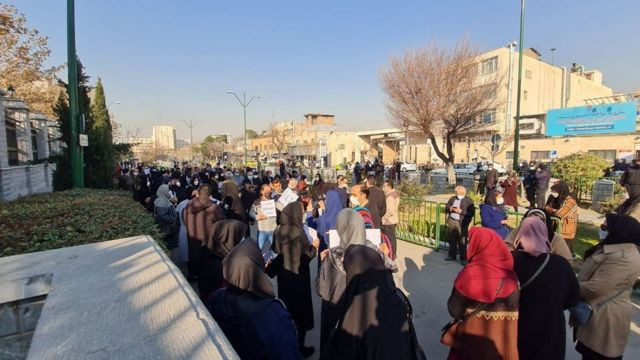 Tehranda aksiya: Təhlükəsizlik qüvvələri parlamentin binası qarşısına toplaşan müəllimlərə hücum edib
