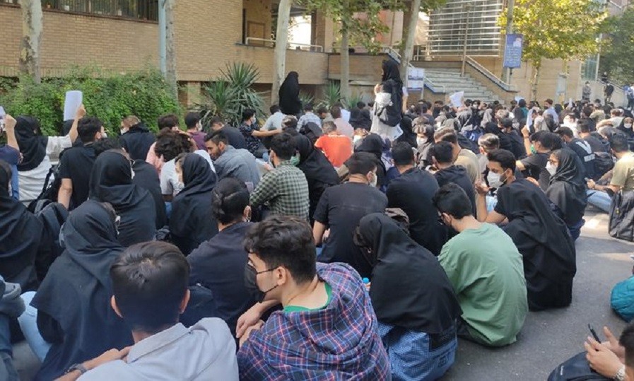 İran universitetlərində aksiyalar davam edir