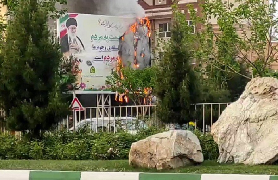 İranda Xamneyinin baneri yandırılıb-VİDEO