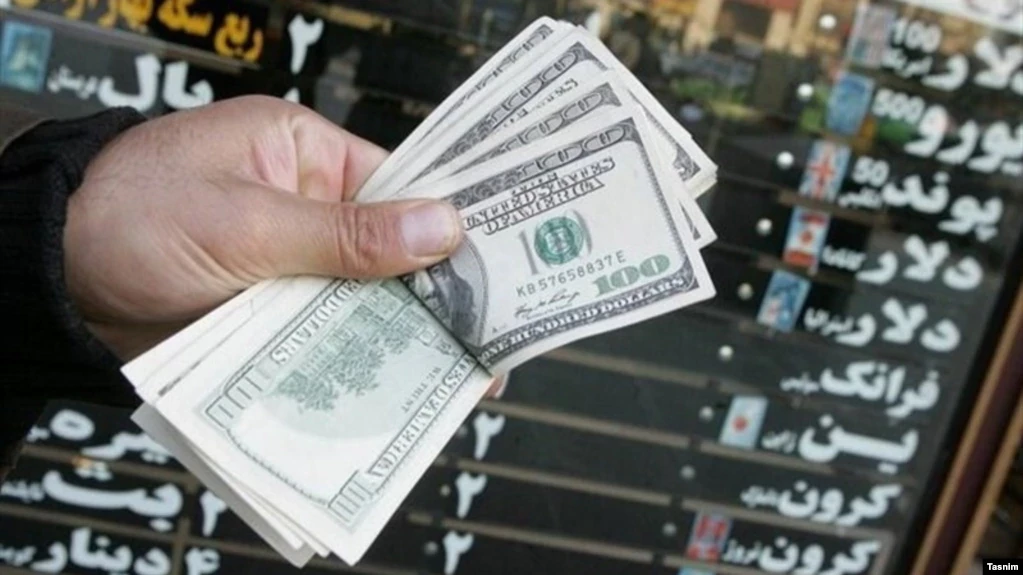 İranda dolların məzənnəsi yenidən qalxıb: 1 ABŞ dolları 28 400 tümən