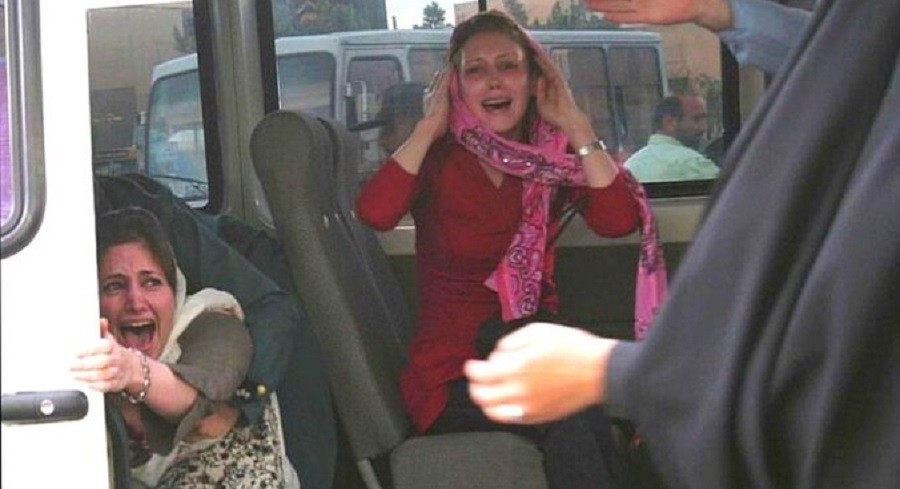 İranda hicabsız qadınlara qarşı hücumlar başlayıb